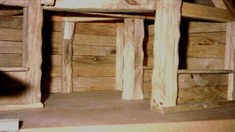 Schattenspiel durch allseitges Schnitzen der Balken