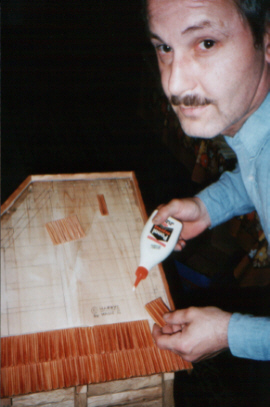        **  Ein guter Rat vom Krippenbauer HARRY !!!  **
Etwas mehr Leim schadet nicht und ist billiger als der &Auml;rger &uuml;ber eine zerst&ouml;rte m&uuml;hevolle Arbeit.