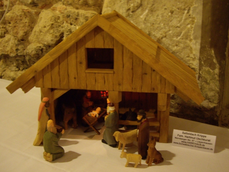 Bitte bedenken Sie: Alle Krippen und die Abbildungen auf der HOMEPAGE - " HARRYHAUS.de " sind UNIKATE und mein geistiges Eigentum. Wer geistiges Eigentum anderer, ohne Genehmigung verwendet, ist ein Dieb. Diebe sind Verbrecher und geh&ouml;ren auch so bestraft. Wenn Sie dennoch Gefallen an meinen Krippen haben, lassen Sie es mich " Bitte " per E-mail wissen. Ohne mein schriftliches Einverst&auml;ndnis ist der Nachbau und die Verwendung der Krippennamen verboten und wird bei Nichtbeachtung auch gerichtlich verfolgt.